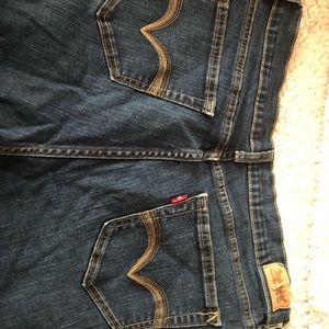 Levi’s jeans 512 pretty slimming straight leg